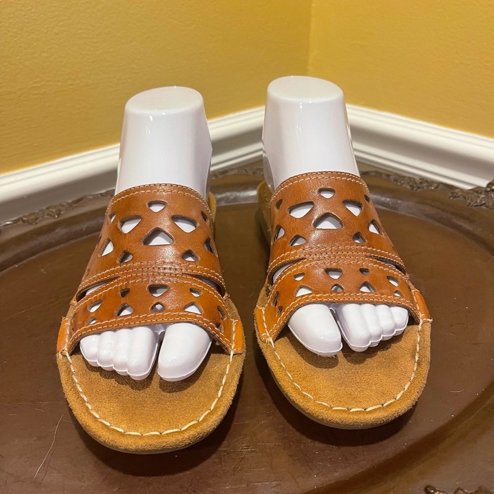Women’s like new Naturalizer Sandals
